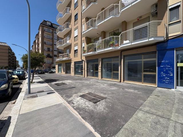 Locale Commerciale in affitto a San Lazzaro, Isernia