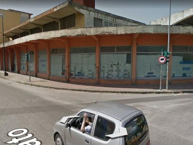 Locale Commerciale in affitto a Arzano, Campania