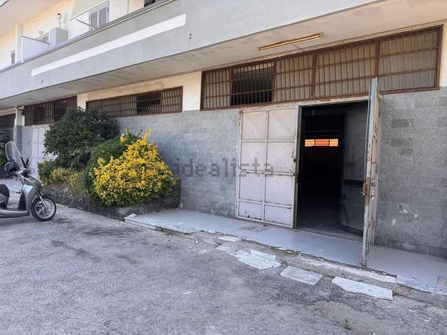 Locale Commerciale in affitto a Canosa, Giugliano In Campania