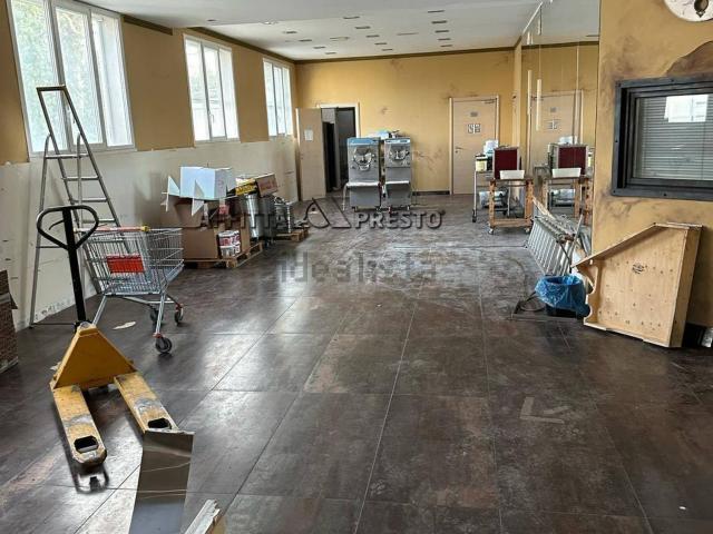 Locale Commerciale in affitto a Unione di Comuni della Romagna Forlivese, Quattro