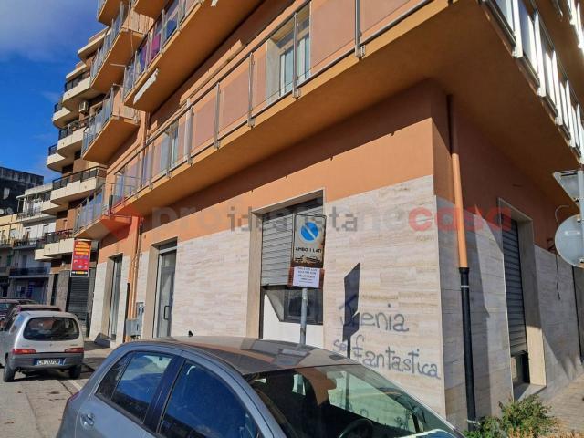 Locale Commerciale in affitto a Calabria, Reggio Calabria