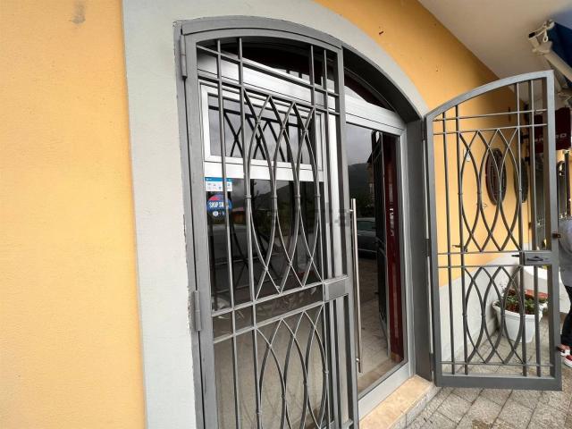 Locale Commerciale in affitto a Solofra, Campania