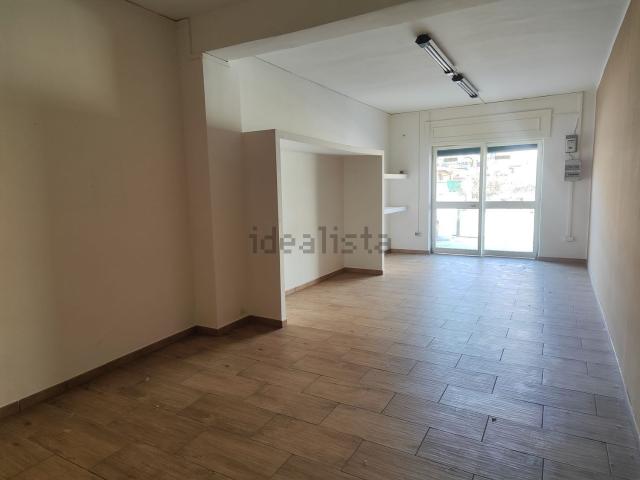 Locale Commerciale in affitto a Calvizzano, Campania
