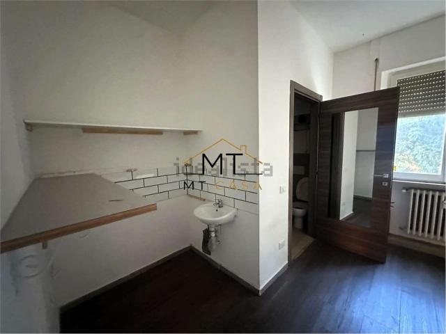 Locale Commerciale in affitto a Loreto, Marche