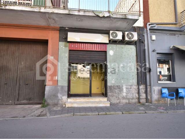 Locale Commerciale in affitto a Brusciano, Campania