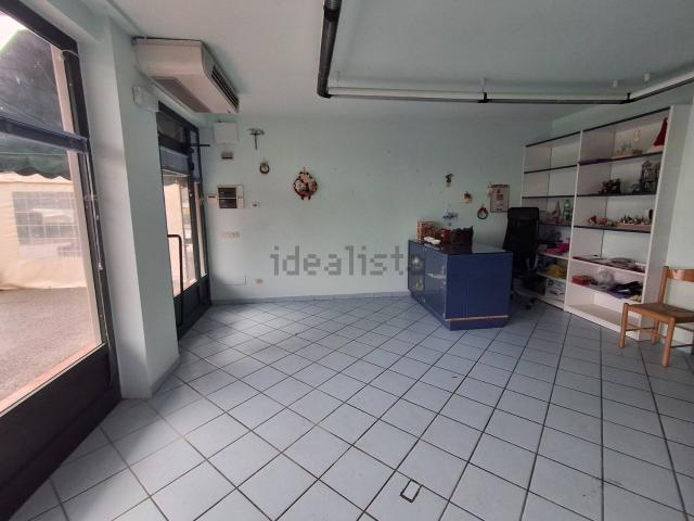 Locale Commerciale in affitto a Corciano, Umbria