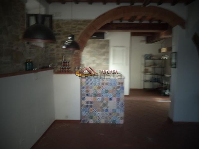 Locale Commerciale in affitto a Palazzo Del Pero, Toscana
