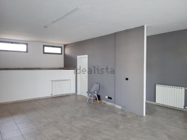 Locale Commerciale in affitto a Signa, Toscana
