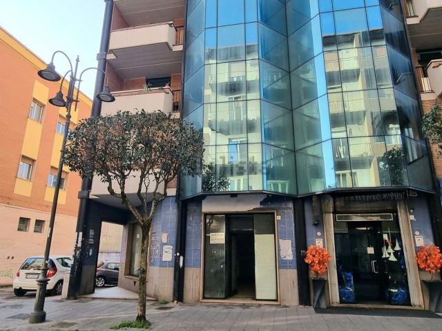 Locale Commerciale in affitto a Avellino, Campania