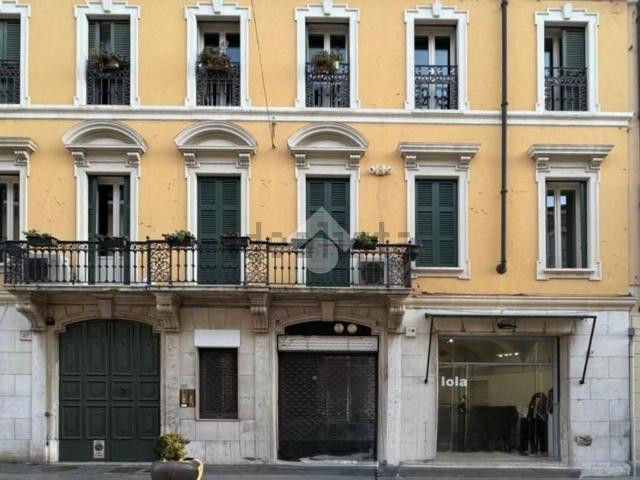 Locale Commerciale in affitto a Zona Centro, Brescia