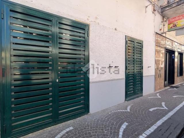 Locale Commerciale in affitto a Caivano, Campania
