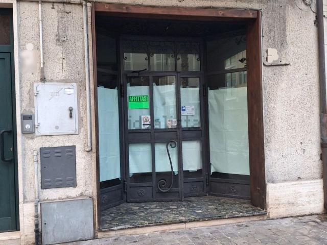 Locale Commerciale in affitto a Marche, Macerata