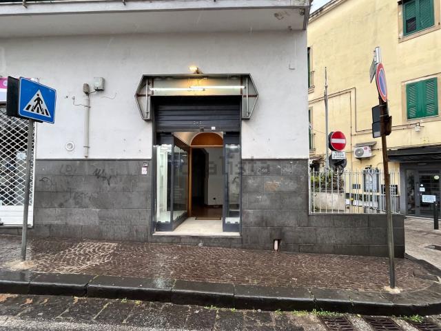 Locale Commerciale in affitto a Rione Ortodonico, Pozzuoli