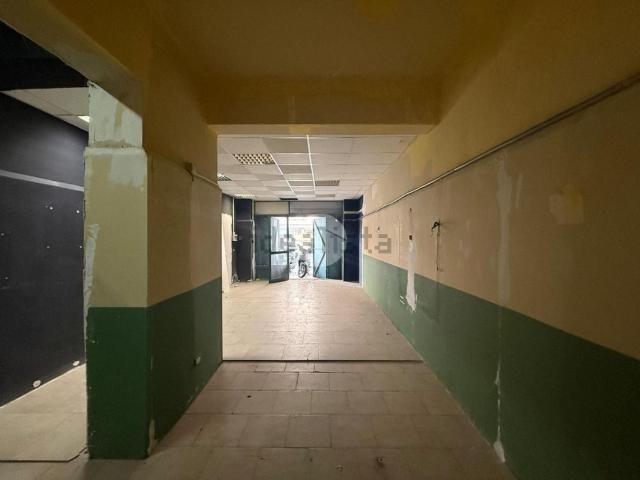 Locale Commerciale in affitto a Municipalità 10, Campania