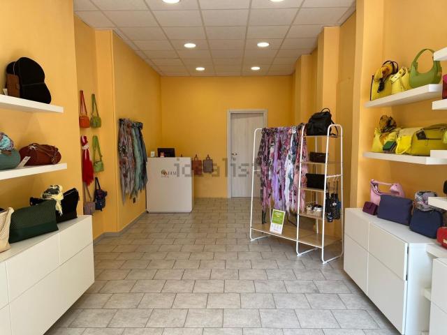 Locale Commerciale in affitto a Circoscrizione 4, Piemonte