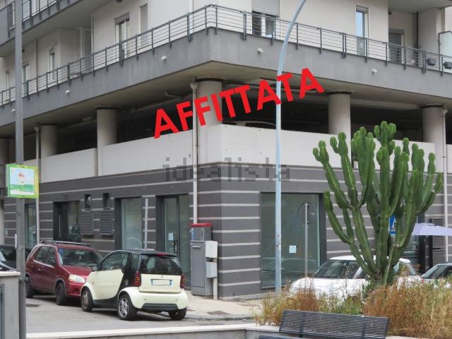 Locale Commerciale in affitto a IV Circoscrizione, Messina