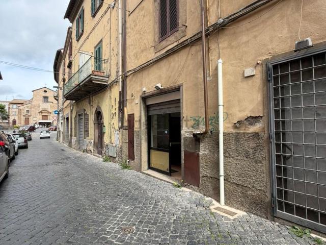 Locale Commerciale in affitto a Viterbo, Lazio