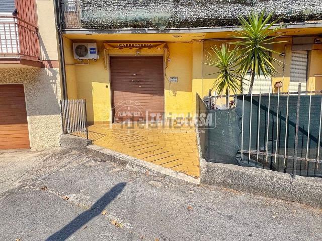 Locale Commerciale in affitto a Marche, Ancona