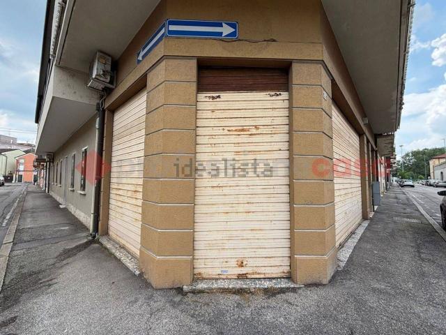 Locale Commerciale in affitto a Legnago, Veneto