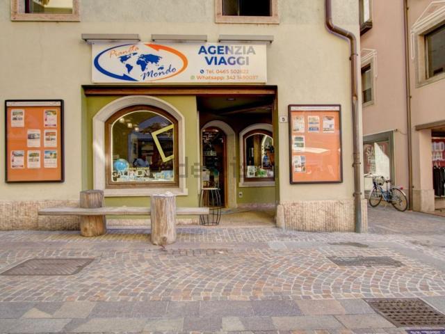 Locale Commerciale in affitto a Pinzolo, Provincia di Trento