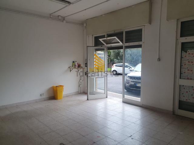 Locale Commerciale in affitto a Municipio Roma X, Roma Capitale