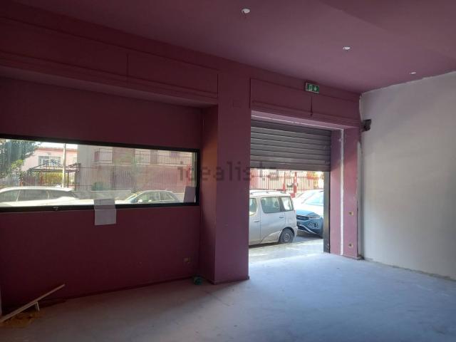 Locale Commerciale in affitto a Pomigliano D'arco, Campania