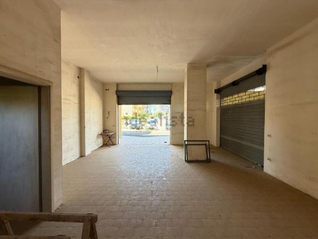 Locale Commerciale in affitto a Puglia, Lecce