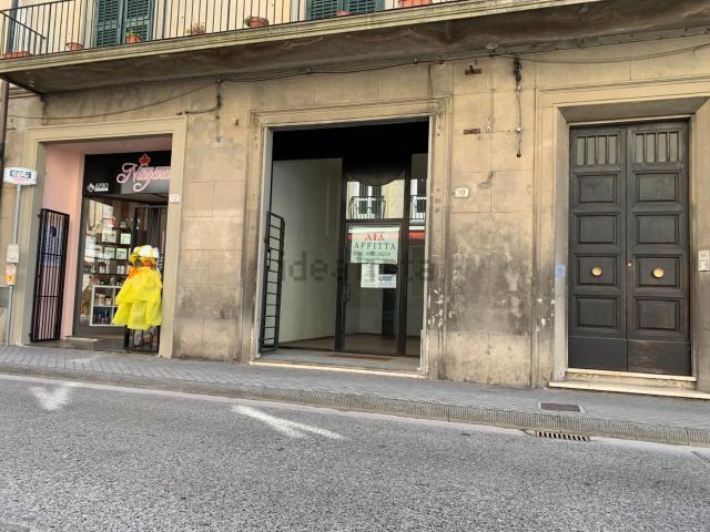 Locale Commerciale in affitto a Pontedera, Toscana