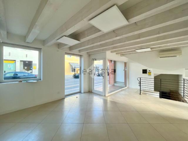 Locale Commerciale in affitto a Cittadella, Veneto