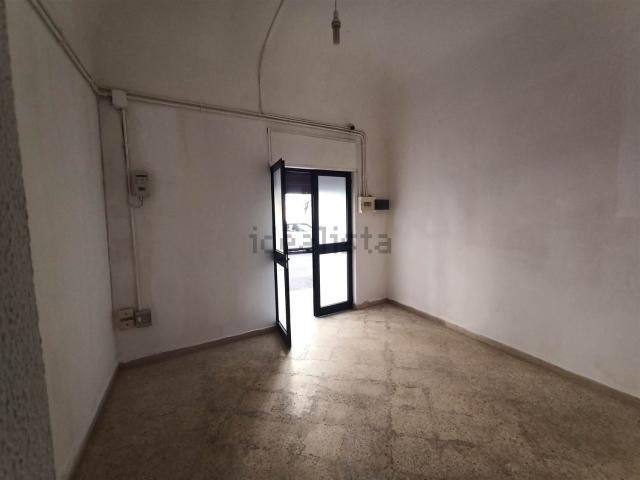 Locale Commerciale in affitto a V Circoscrizione, Palermo