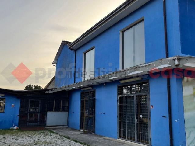 Locale Commerciale in affitto a Alatri, Lazio