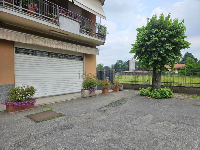 Locale Commerciale in affitto a Samarate, Lombardia