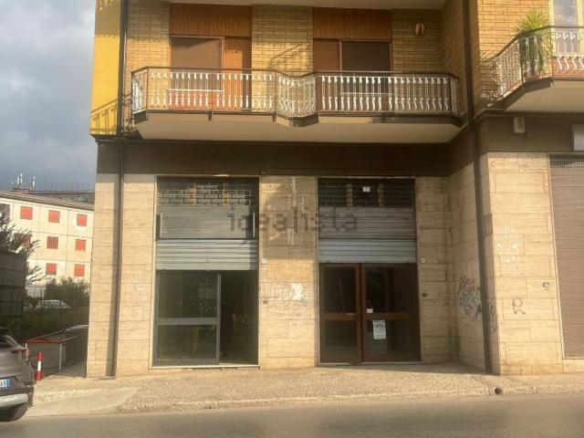 Locale Commerciale in affitto a Avellino, Campania