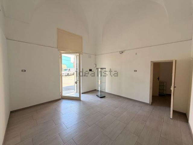 Locale Commerciale in affitto a Puglia, Lecce