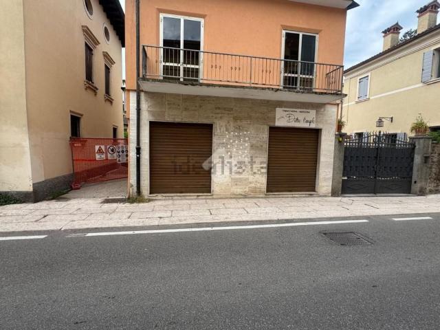 Locale Commerciale in affitto a Sona, Veneto