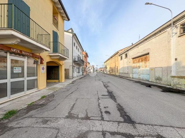 Locale Commerciale in affitto a Pieve D'olmi, Lombardia