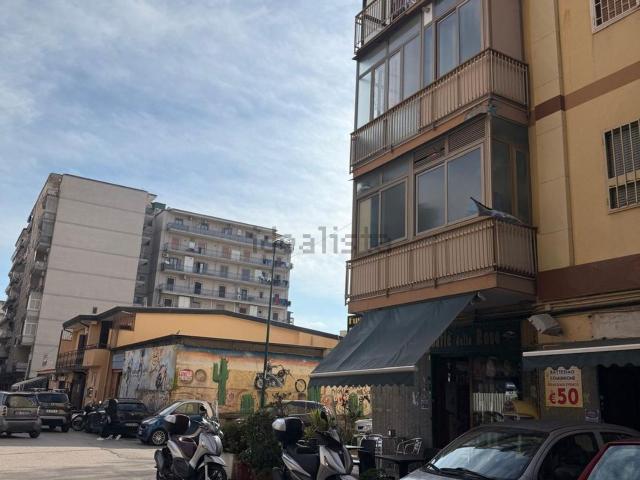 Locale Commerciale in affitto a Astroni, Pianura