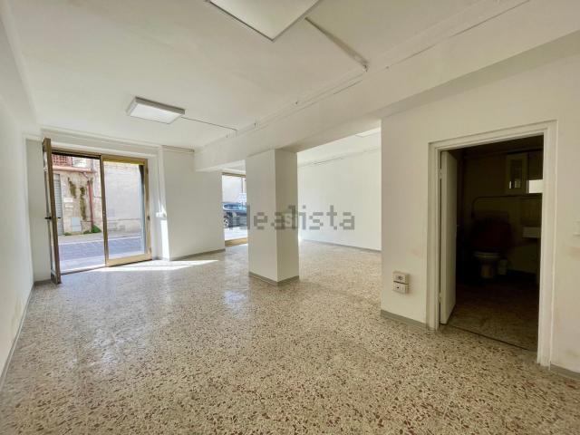 Locale Commerciale in affitto a Parrano, Trevi
