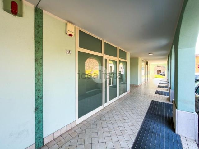 Locale Commerciale in affitto a Azzano Mella, Lombardia