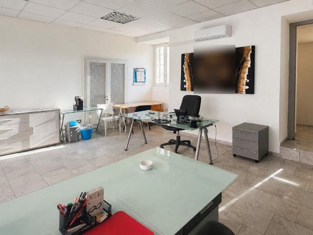 Locale Commerciale in affitto a Bienate, Magnago