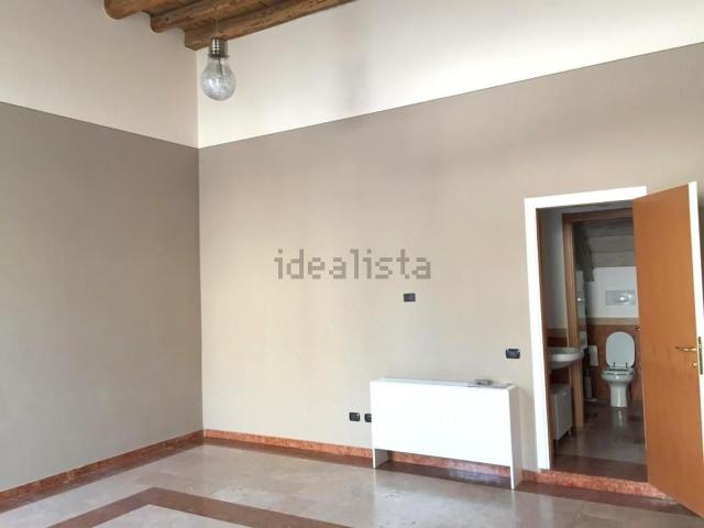 Locale Commerciale in affitto a Legnago, Veneto