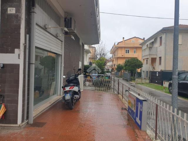Locale Commerciale in affitto a Rimini, Reggio Emilia