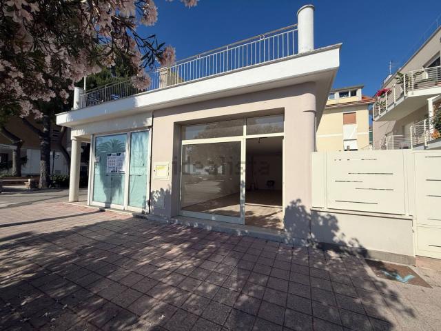Locale Commerciale in affitto a Sant'Antonio, Marche