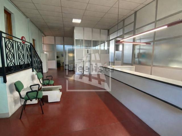 Locale Commerciale in affitto a Cavazzoli, Re