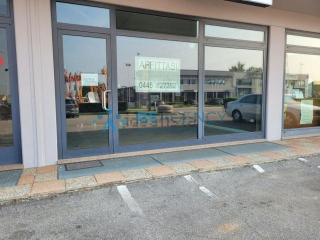 Locale Commerciale in affitto a Zanè, Veneto