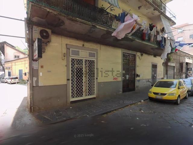 Locale Commerciale in affitto a Municipalità 3, Campania