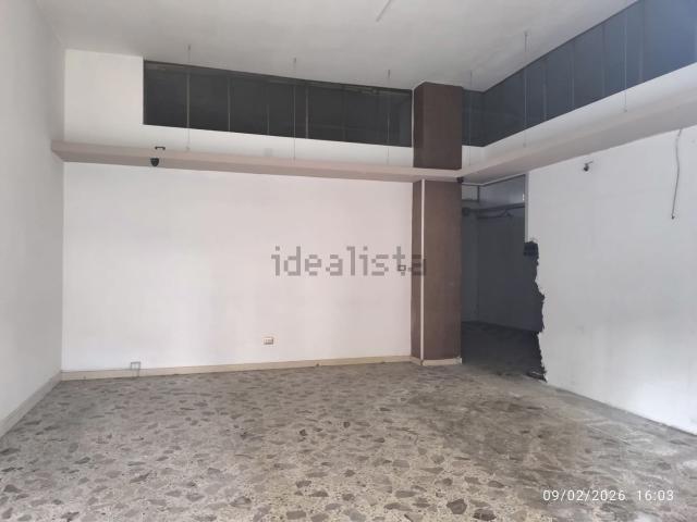 Locale Commerciale in affitto a Roccapiemonte, Campania