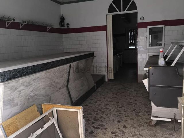 Locale Commerciale in affitto a Roccapiemonte, Campania