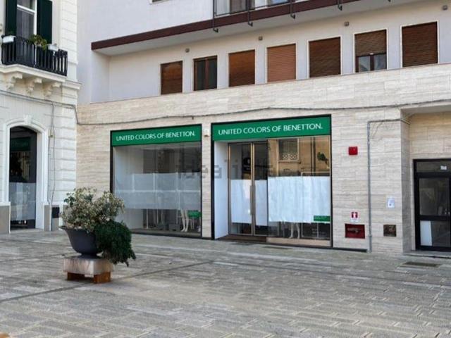 Locale Commerciale in affitto a Puglia, Taranto