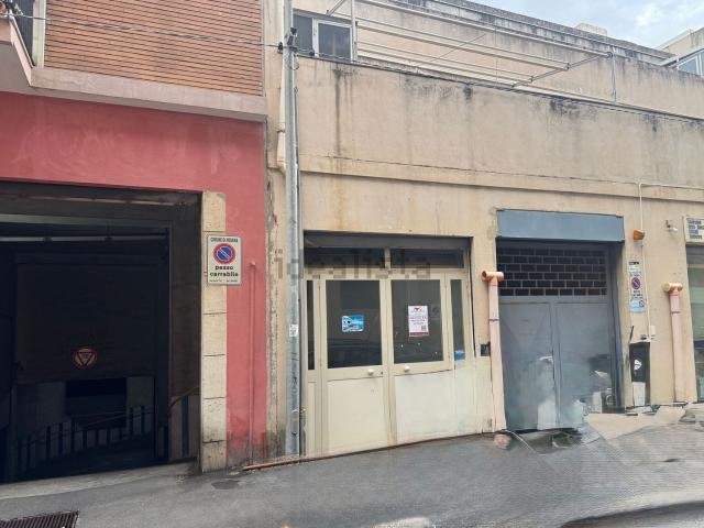 Locale Commerciale in affitto a IV Circoscrizione, Messina